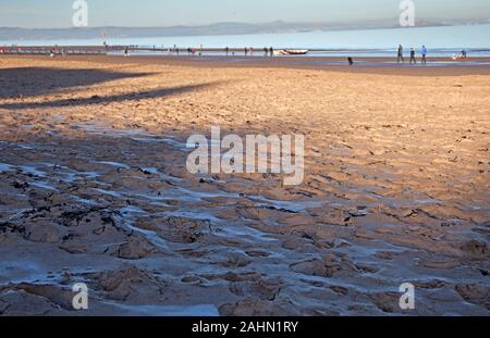 Portobello Beach, Edinburgh, Schottland, Großbritannien. 31. Dezember 2019. Nach einer frostigen Nacht eine Temperatur von -1 C mit voller Sonnenschein diese Besucher nicht an diesem letzten Tag 2019 gestört, der Frost noch auf der schattigen Sand. Stockfoto
