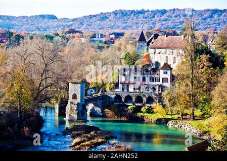 Landschaft des Unteren Teil von Sauveterre-de-Béarn mittelalterliches Dorf und Legende Bridge oder Pont de la Legende, über gab Oloron River. Béarn, Atlantic Pyren Stockfoto