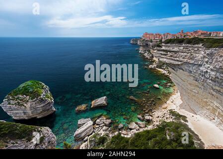 Bonifacio Altstadt über dem Mittelmeer unterstützt mit Kalksteinfelsen. Insel Korsika, Frankreich Stockfoto