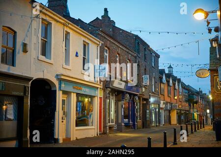 Sonnenaufgang am Ormskirk ist eine Stadt in West Lancashire, England, Rowlands Apotheke auf burscough Street im Stadtzentrum Stockfoto