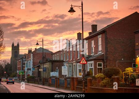 Sonnenaufgang am Ormskirk ist eine Stadt in West Lancashire, England, Emmanuel methodistischen Vereinigte Reformierte Kirche am Derby Street im Stadtzentrum Stockfoto