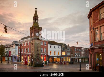 Sonnenaufgang am Ormskirk ist eine Stadt in West Lancashire, England, Clock Tower im Zentrum der Stadt Stockfoto