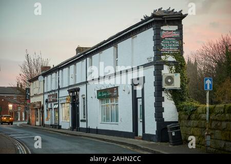 Sonnenaufgang am Ormskirk ist eine Stadt in West Lancashire, England, interessante Gebäude an der Railway Road Gehäuse der Earl Of Sandwich Business Stockfoto