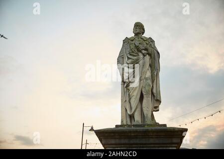 Sonnenaufgang am Ormskirk ist eine Stadt in West Lancashire, England, Disraeli Statue der Earl of Beaconsfield Benjamin Disraeli MP im Zentrum der Stadt Stockfoto