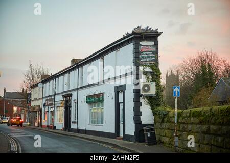 Sonnenaufgang am Ormskirk ist eine Stadt in West Lancashire, England, interessante Gebäude an der Railway Road Gehäuse der Earl Of Sandwich Business Stockfoto