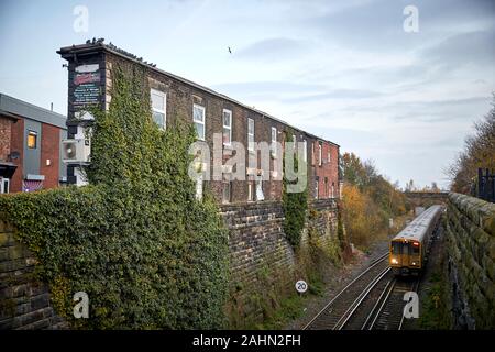 Sonnenaufgang am Ormskirk ist eine Stadt in West Lancashire, England, merseyrail Klasse 508 3. rial Nahverkehrszug nach Liverpool Stockfoto