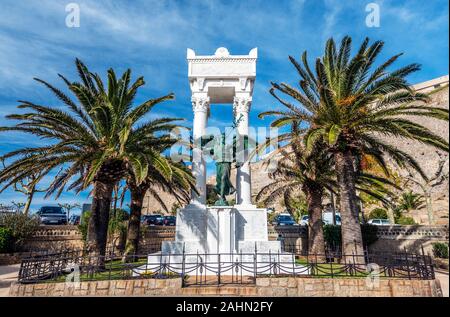 Calvi, Frankreich - 20. April 2016. Denkmal in Calvi Stadt der Insel Korsika. Die Zitadelle Wände sind im Hintergrund. Balagne, Haute-Corse. Stockfoto