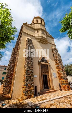 Die Griechisch-katholische Kirche des Heiligen Spyridon im korsischen Dorf Olmeto. Corse-du-Sud, Frankreich Stockfoto