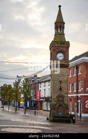 Sonnenaufgang am Ormskirk ist eine Stadt in West Lancashire, England, Clock Tower im Zentrum der Stadt Stockfoto