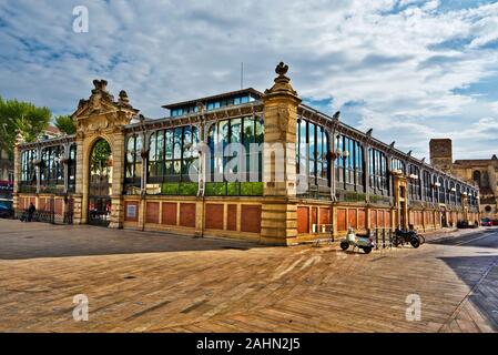 Narbonne, Frankreich - 6. Mai 2016. Street View auf dem Markt von Narbonne, oder Marken, oder Les Halles, gastronomisch in allen Region Languedoc von Fra erkannt Stockfoto