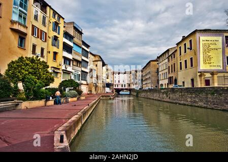 Narbonne, Frankreich - Mai 6, 2016 Blick auf Kanal Robine im Zentrum von Narbonne Stadt, alte Wohnhäuser sind an beiden Seiten, Languedoc-Roussillon, Fra Stockfoto