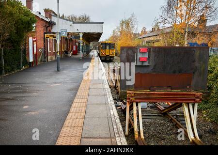 Sonnenaufgang am Ormskirk ist eine Stadt in West Lancashire, England, merseyrail Klasse 508 3. rial Nahverkehrszug nach Liverpool Puffer, die die Änderung vornimmt, t Stockfoto