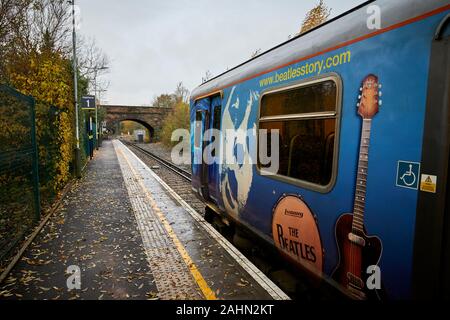Sonnenaufgang am Ormskirk ist eine Stadt in West Lancashire, England, merseyrail Klasse 508 3. rial elektrische S-Bahn in Beatles Leber nach Liverpool Stockfoto