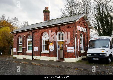 Sonnenaufgang am Ormskirk ist eine Stadt in West Lancashire, England, Taxi Büro außerhalb der Station in einem alten Bahnhofsgebäude Stockfoto