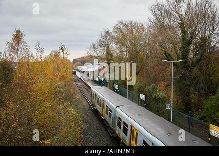 Sonnenaufgang am Ormskirk ist eine Stadt in West Lancashire, England, merseyrail Klasse 508 3. rial Nahverkehrszug nach Liverpool Stockfoto