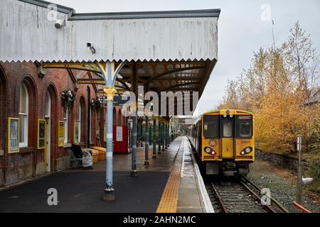 Sonnenaufgang am Ormskirk ist eine Stadt in West Lancashire, England, merseyrail Klasse 508 3. rial elektrische S-Bahn bis zur Liverpool Stockfoto