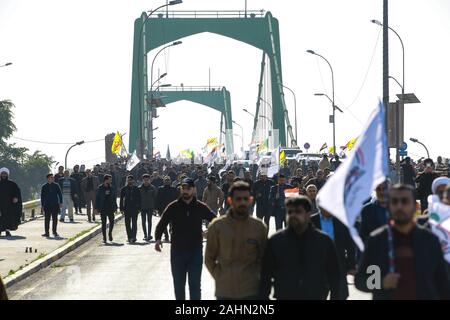 Bagdad, Irak. 31 Dez, 2019. Demonstranten nehmen Sie teil an einer Demonstration gegen tödliche US-Luftangriffe auf Websites von einem schiitischen Miliz. Irakische trauernde am Dienstag stürmten das Gebäude der US-Botschaft in Bagdad die stark befestigte Grüne Zone. Credit: Ameer Al Mohmmedaw/dpa/Alamy leben Nachrichten Stockfoto