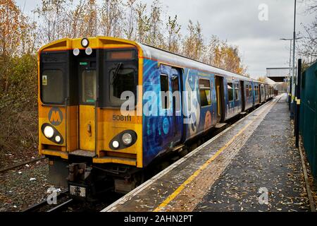 Sonnenaufgang am Ormskirk ist eine Stadt in West Lancashire, England, merseyrail Klasse 508 3. rial elektrische S-Bahn in Beatles Leber nach Liverpool Stockfoto