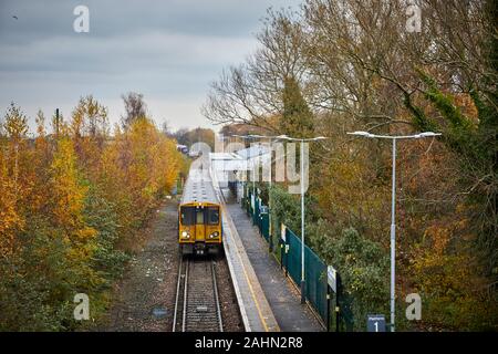 Sonnenaufgang am Ormskirk ist eine Stadt in West Lancashire, England, merseyrail Klasse 508 3. rial elektrische S-Bahn in Beatles Leber nach Liverpool Stockfoto