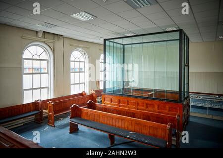 Sonnenaufgang am Ormskirk ist eine Stadt in West Lancashire, England, ehemaligen Ormskirk Magistrates' Court und Familie Gericht - Innenraum Stockfoto