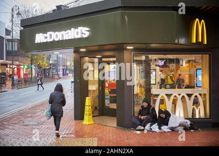 Wrexham in Wales, burger Kette McDonald's in der Stadt mit Männern draußen Schlafen Stockfoto