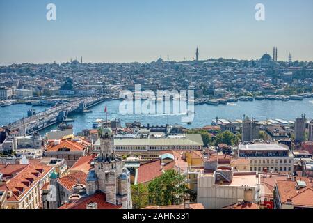 Istanbul, Türkei - 18 September, 2017: Blick auf den alten Teil von Istanbul durch das Goldene Horn fotografiert, mit der berühmten Süleymaniye Camii (Moschee Stockfoto