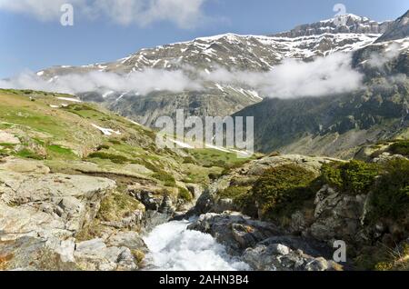 Der Beginn der Heas Tal von Maillet Hochebene von in den französischen Pyrenäen gesehen im Frühjahr, mit Maillet Wasserlauf im Vordergrund Peak des Aguilous 2976 Stockfoto