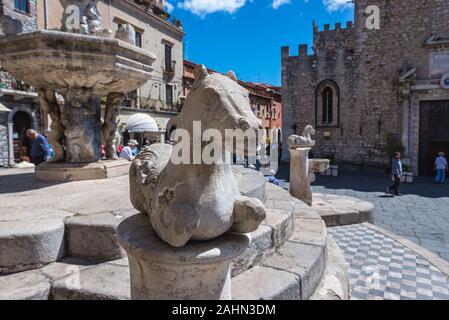 Statue von vier Brunnen vor der Kathedrale in Taormina Gemeinde in Metropolitan City von Messina, an der Ostküste der Insel Sizilien, Italien Stockfoto