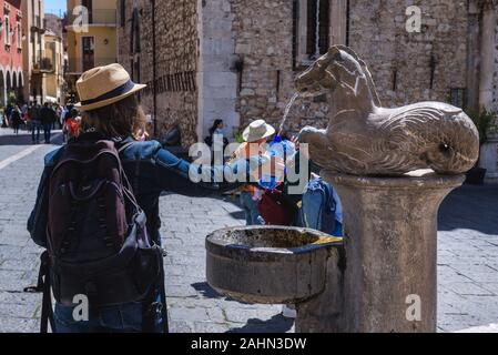 Vier Brunnen vor der Kathedrale in Taormina Gemeinde in Metropolitan City von Messina, an der Ostküste der Insel Sizilien, Italien Stockfoto