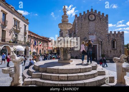 Vier Brunnen vor der Kathedrale in Taormina Gemeinde in Metropolitan City von Messina, an der Ostküste der Insel Sizilien, Italien Stockfoto