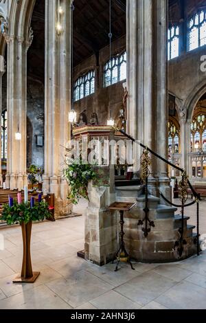 Blick auf die Innenseite des Hl. Johannes Baptist, Cirencester, Gloucestershire, England, UK. Stockfoto