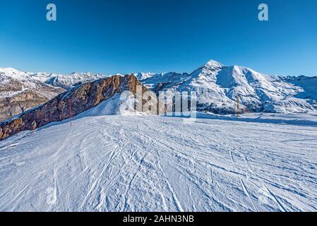 Blick von der Piste von Gavarnie-Gedre ski resort über Berge der Cirque de Gavarnie im Winter Sport Jahreszeit, Hautes-Pyrenees, Frankreich Stockfoto