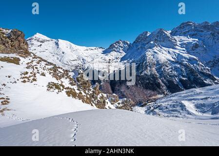 Bild Winter von Cirque de Gavarnie aus Pahule Pic in Pyrenäen gesehen, Cascade pics sind im rechten Hintergrund, Hautes-Pyrenees, Frankreich Stockfoto