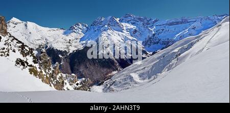 Winter Panorama der Cirque de Gavarnie aus Pahule Pic in Pyrenäen gesehen, Cascade pics sind im rechten Hintergrund, Hautes-Pyrenees, Frankreich Stockfoto