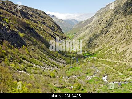 Es ist ein breites Panorama der Heas Tal in französischer Sprache Hautes Pyrenees. Gave de Heas Flusslauf und famers Häuser sind im Zentrum, Pisten von Gavarnie vall Stockfoto