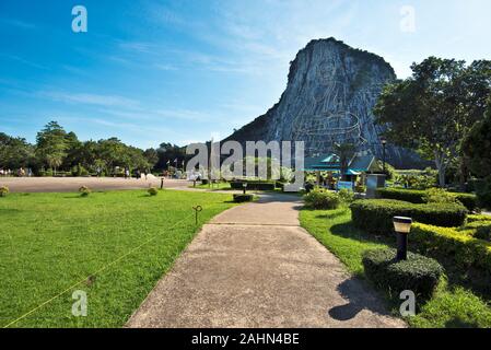 Spaziergang vorbei an Buddha Berg Khao Chi Chan Tempelanlage im Süden von Pattaya. Stockfoto