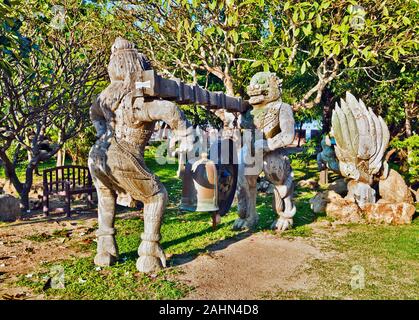Temple Bell im Heiligtum der Wahrheit in Pattaya durch zwei durchgeführt Skulpturen aus Holz mythische Figuren, Thailand Stockfoto