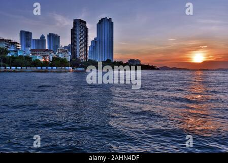 Sonnenuntergang in Pattaya und Golf von Thailand aus dem Heiligtum der Wahrheit gesehen Stockfoto