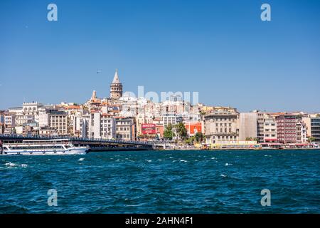 Schönen Gebäuden und die Brücke im Norden der Kreuzung des Golden Horn mit dem Bosporus, mit der Galata Turm (Galata Kulesi), eine mittelalterliche Stein Stockfoto