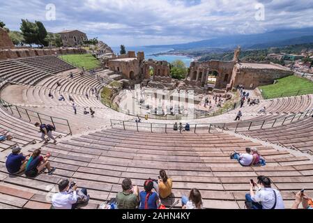 Touristen im Alten Theater in Taormina Gemeinde in Metropolitan City von Messina, an der Ostküste der Insel Sizilien, Italien Stockfoto