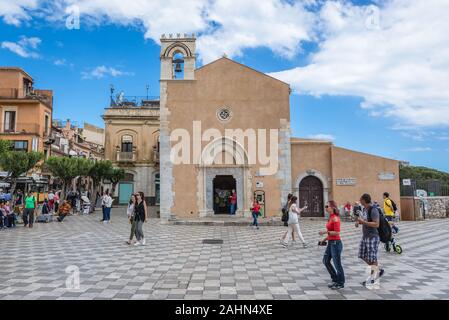 Öffentliche Bibliothek gebäude - ehemalige Kirche des Hl. Augustinus an der Piazza 9 Aprile in Taormina City, Metropolitan City von Messina auf der Insel Sizilien, Italien Stockfoto