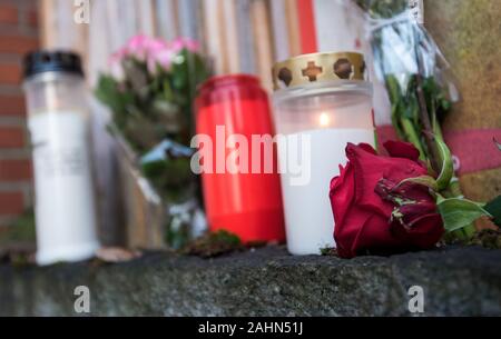 Hamburg, Deutschland. 31 Dez, 2019. Kerzen und Blumen stehen und liegen vor dem Eingang zum Haus der Schauspieler Jan Fedder. Der Schauspieler starb im Alter von 64 Jahren in Hamburg. Credit: Daniel Bockwoldt/dpa/Alamy leben Nachrichten Stockfoto