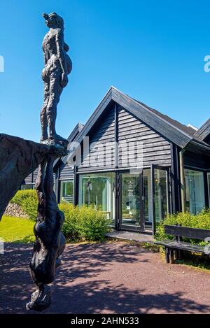 Tórshavn, Färöer - Juli 11, 2018 Eingang zum National Gallery der Färöer, die Skulptur Spegilsmynd oder Reflexion, von Hans Pauli Olsen Stockfoto