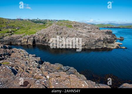 Hvitisandur Küste Landschaft in den färöischen Insel Streymoy liegt in der Nähe von Ohrid. Hoyvik Agglomeration ist im Hintergrund. Stockfoto