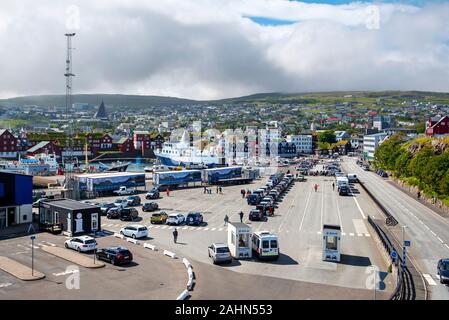 Tórshavn, Färöer - Juli 11, 2018 Ferry Terminal im Hafen von Torshavn, Autos und Reißnägel warten auf Boarding Stockfoto