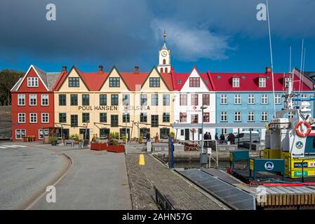 Tórshavn, Färöer - Juli 11, 2018 Giebelhaus Gebäude entlang der Uferstraße in Vestaravag Hafen in Torshavn, die tp der Kathedrale mit der Uhr ist in Th Stockfoto