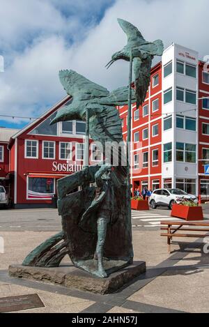 Tórshavn, Färöer - Juli 11, 2018 Trappan in Torshavn cily Center, das Denkmal in der Mitte und das Hotelgebäude ist im Hintergrund Stockfoto