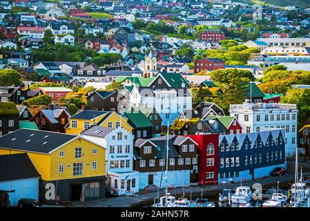 Tórshavn, Färöer - Juli 11, 2018 Vestaravag Bucht und Torshavn alten Viertel mit Kai Gebäude, Färöischen Insel Streymoy Stockfoto