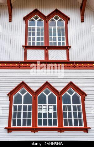 Architektonische Details der Holzkirche in Husavik Stadt in Nordurting Gemeinde an der Nordküste Islands. Stockfoto
