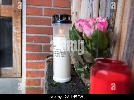 Hamburg, Deutschland. 31 Dez, 2019. Kerzen und Blumen stehen und liegen vor dem Eingang zum Haus der Schauspieler Jan Fedder. Der Schauspieler starb im Alter von 64 Jahren in Hamburg. Credit: Daniel Bockwoldt/dpa/Alamy leben Nachrichten Stockfoto